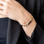 Bransoletka o bardzo eleganckiej formie z czarnymi kamieniami naturalnymi