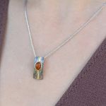 Wisiorek z łańcuszkiem z oksydowanym srebrem i bursztynem