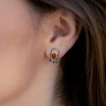 Małe kolczyki z oksydowanym oraz złoconym srebrem