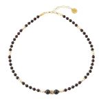 Elegancki naszyjnik z białymi perłami i czarnym bursztynem